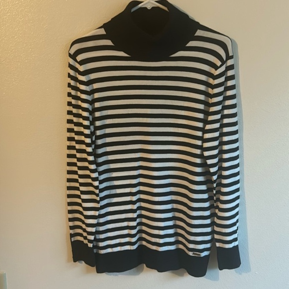 EUC Tommy Hilfiger Women's Black /White TurtleNeck Cotton/Nylon Sweater..Size: L